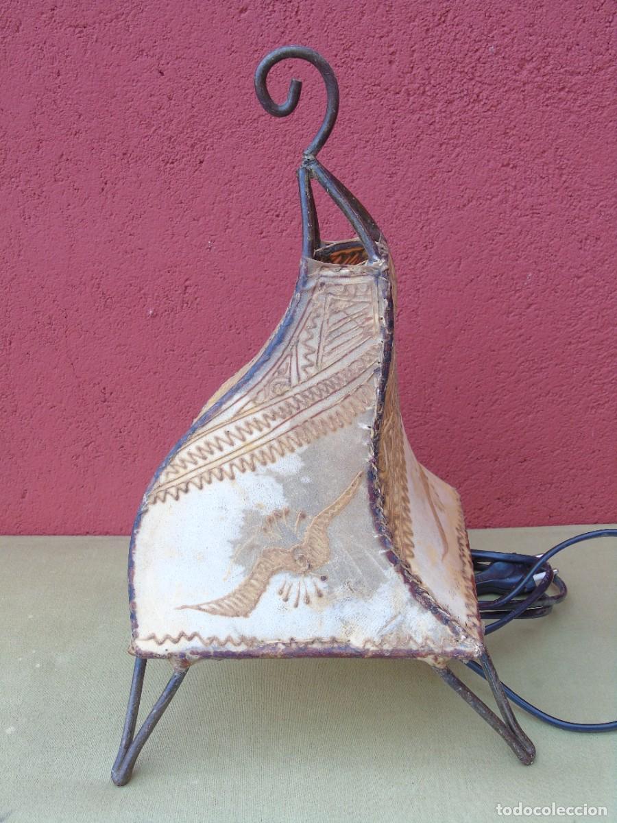 Vintage: LAMPARA DE SOBREMESA DE HIERRO Y PIEL REPUJADA. - Foto 2
