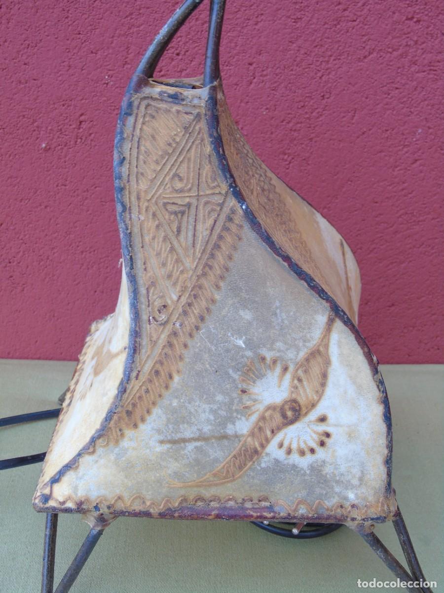 Vintage: LAMPARA DE SOBREMESA DE HIERRO Y PIEL REPUJADA. - Foto 6
