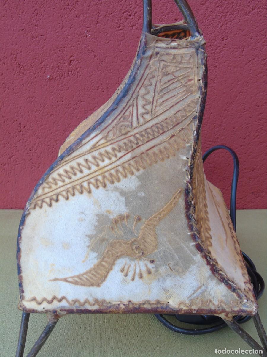 Vintage: LAMPARA DE SOBREMESA DE HIERRO Y PIEL REPUJADA. - Foto 10