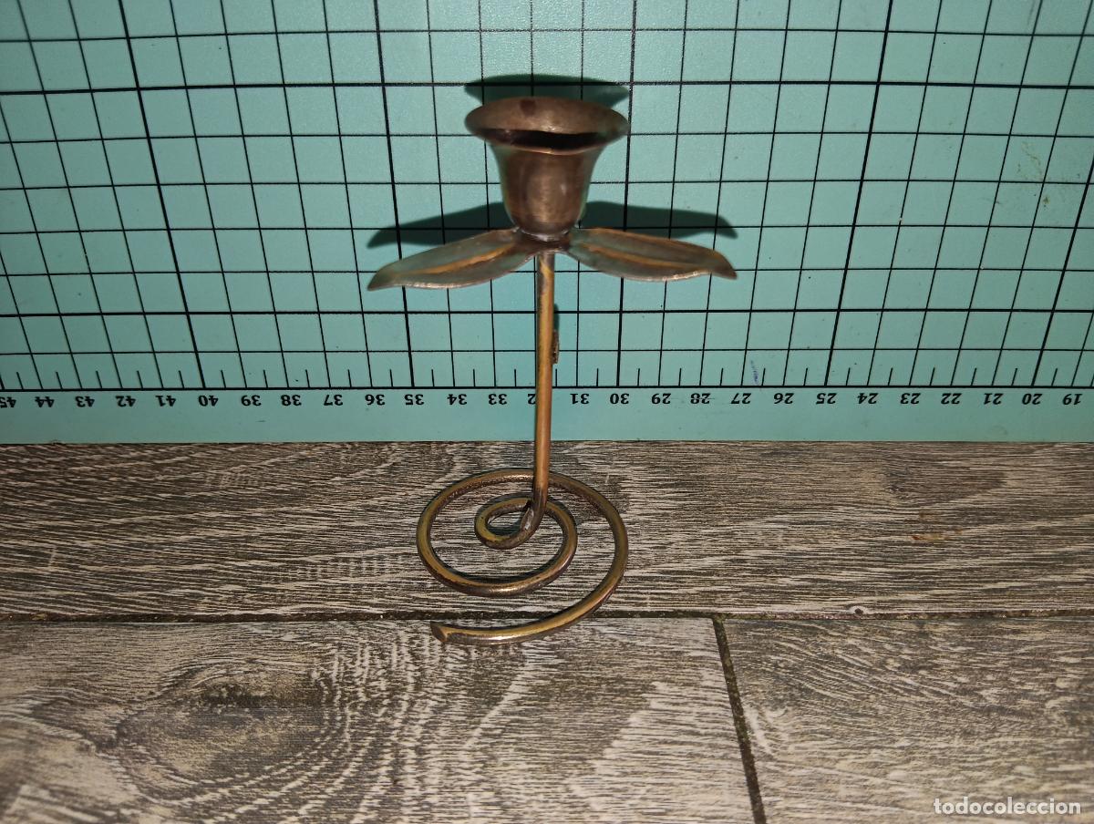 Vintage: Bonito candelabro vintage de lat&oacute;n con dise&ntilde;o de flor y hojas con base espiral