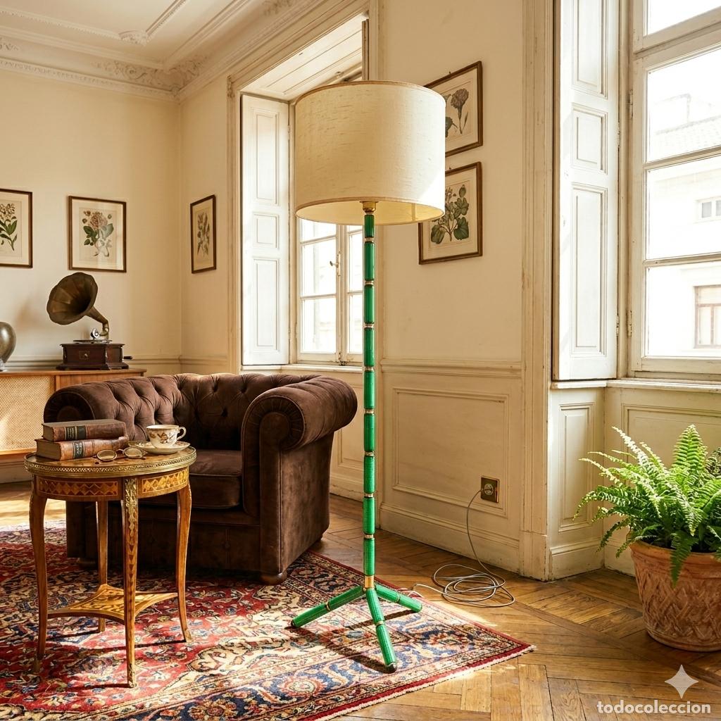 Vintage: L&aacute;mpara de pi&eacute; vintage de pl&aacute;stico con apariencia a bambu en muy buen estado. A&ntilde;os 70