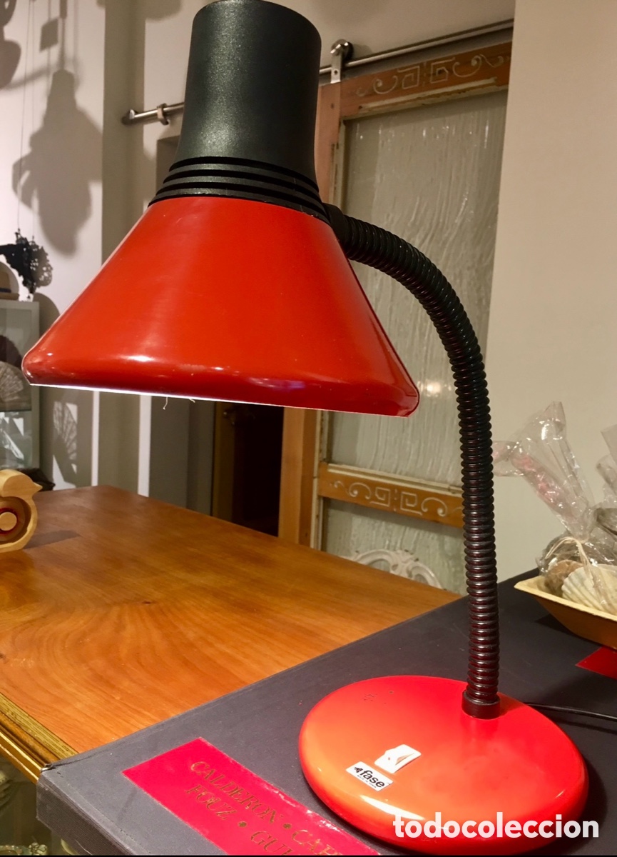 Vintage: L&aacute;mpara de sobremesa. Color rojo. FASE. A&ntilde;os 70.