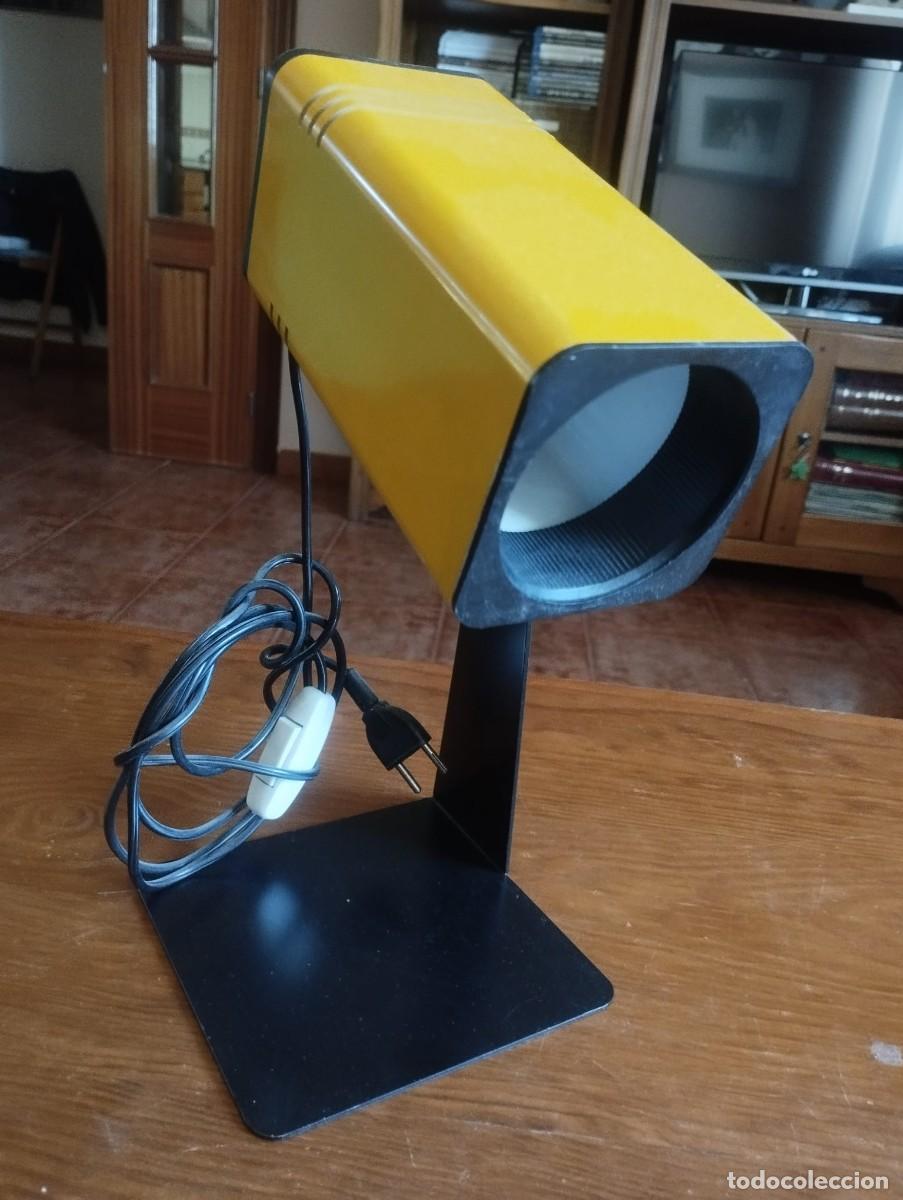 Vintage: L&aacute;mpara de sobremesa Fase, modelo Spot, fabricada en Espa&ntilde;a 1970