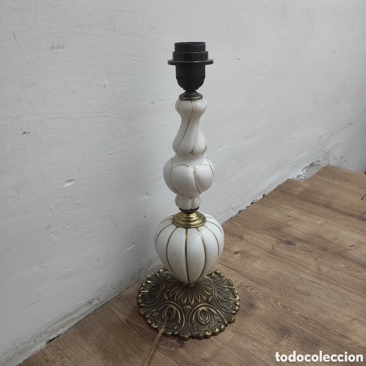 Vintage: Pi&eacute; de l&aacute;mpara vintage en cer&aacute;mica y lat&oacute;n &ndash; 36 cm de altura