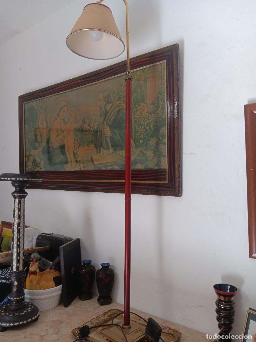Vintage: l&aacute;mpara de pie estilo vintage con un m&aacute;stil rojo y detalles dorados.Estilo: Este tipo de iluminaci&oacute;n