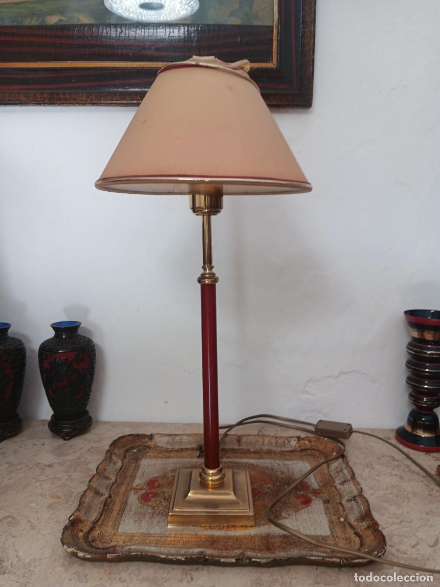 Vintage: l&aacute;mpara de mesa de estilo cl&aacute;sico, que combina detalles en lat&oacute;n o bronce con una columna central en