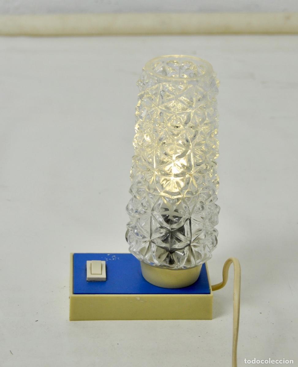 Vintage: L&aacute;mpara mesa en pl&aacute;stico y cristal a&ntilde;os 60