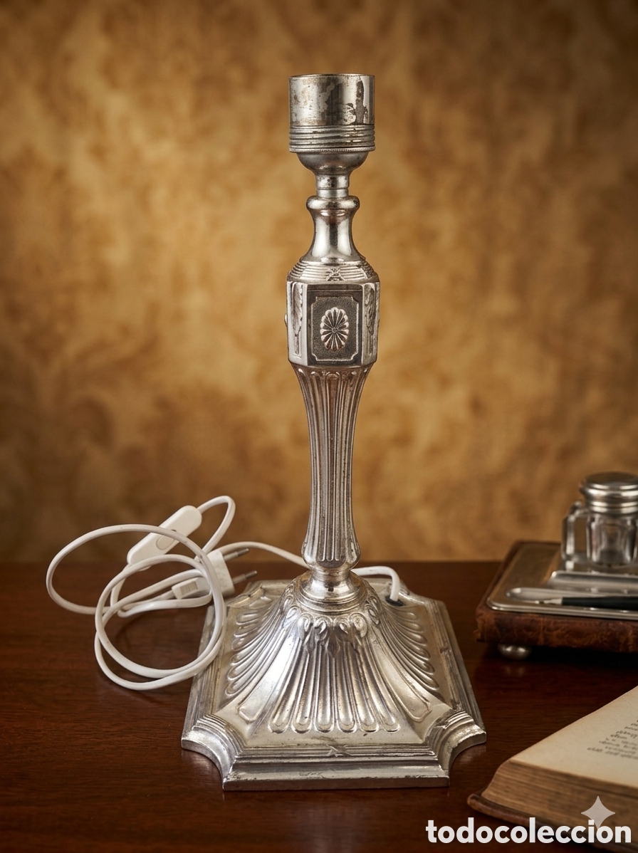 Vintage: L&aacute;mpara de mesa plateada con una base cuadrada ornamentada