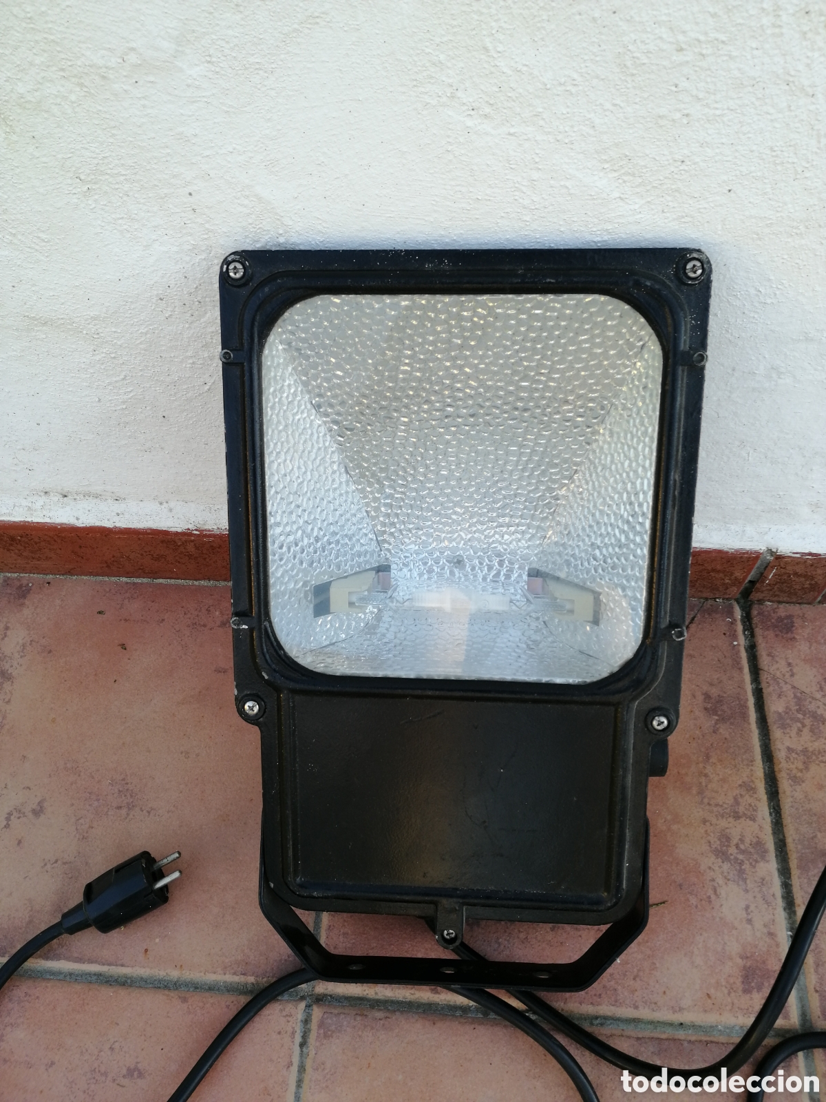 Vintage: Foco proyector hal&oacute;geno l&iacute;neas TC 9311 Luxo IP55 con bombilla incluida