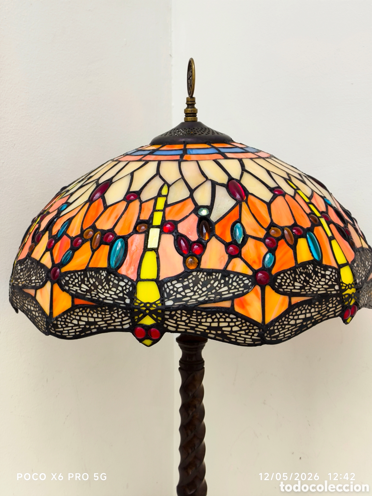 Vintage: L&aacute;mpara de mesa con un dise&ntilde;o inspirado en el estilo Tiffany de lib&eacute;lulas en tonos naranja