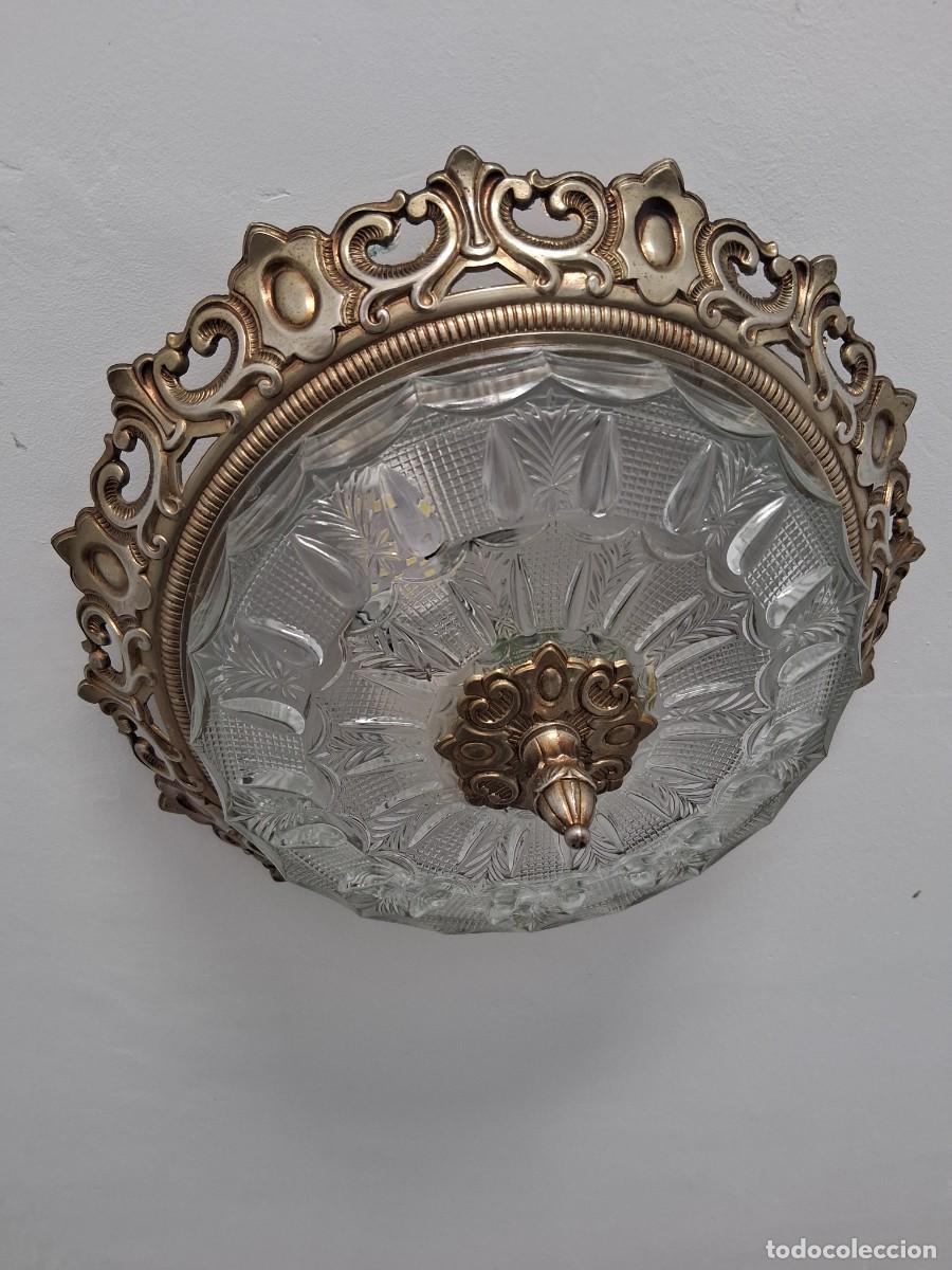 Vintage: L&aacute;mpara de techo vintage de lat&oacute;n y cristal tallado con borde ornamentado