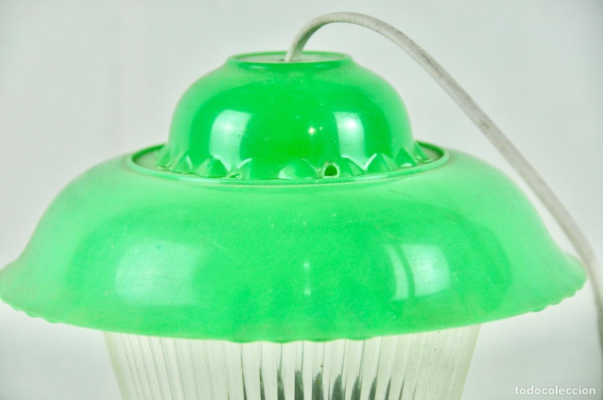 Vintage: L&aacute;mpara pl&aacute;stico verde y transparente - Foto 2