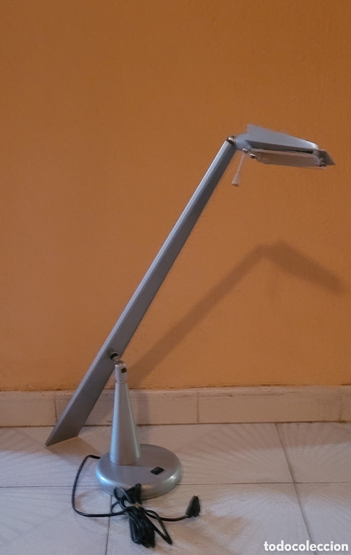 Vintage: L&aacute;mpara de mesa halogena marca MAOF gris