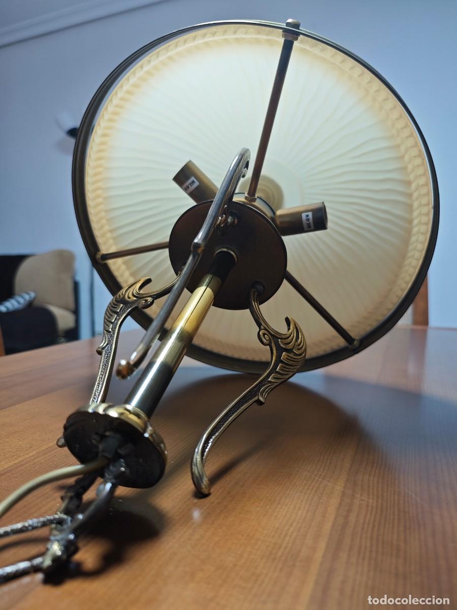 Vintage: L&aacute;mpara cl&aacute;sica de techo + mesa auxiliar vintage de cristal y dorado