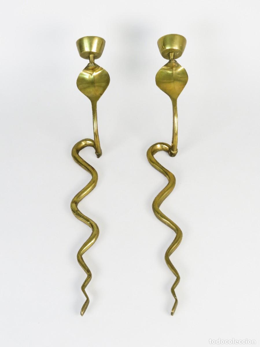 Vintage: Pareja de apliques candeleros de pared cobra en bronce dorado pulido mediados del siglo XX