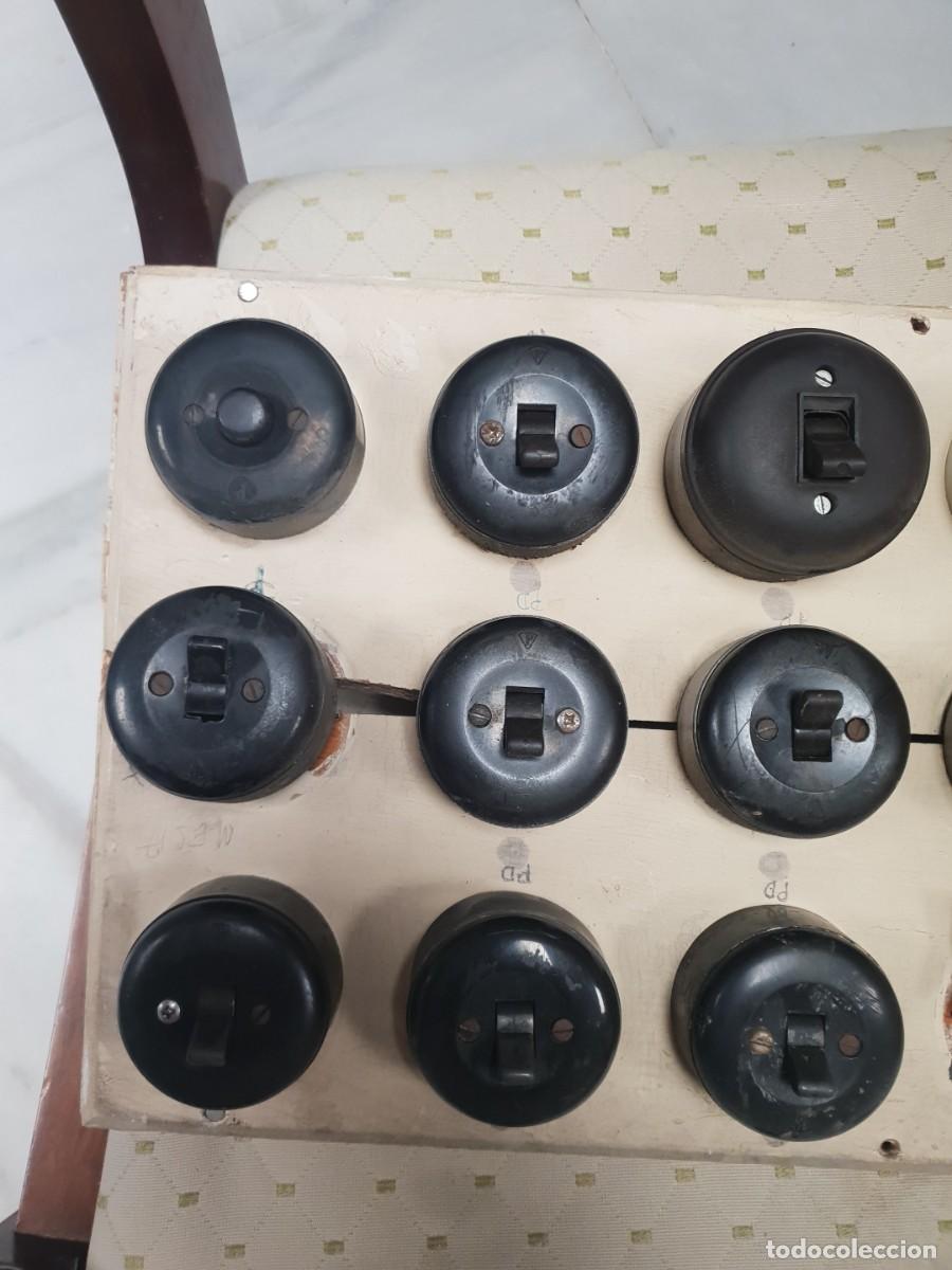 Vintage: Lote de interruptores baquelita 16 y un bot&oacute;n - Foto 2