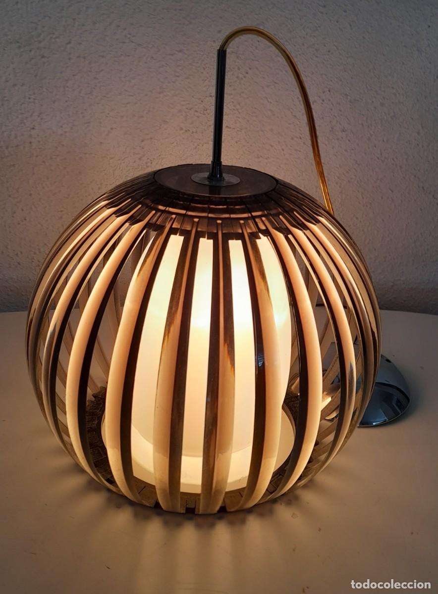 Vintage: L&aacute;mpara techo vintage pantalla tiras pl&aacute;stico tulipa opalina blanca marca Lumit funciona