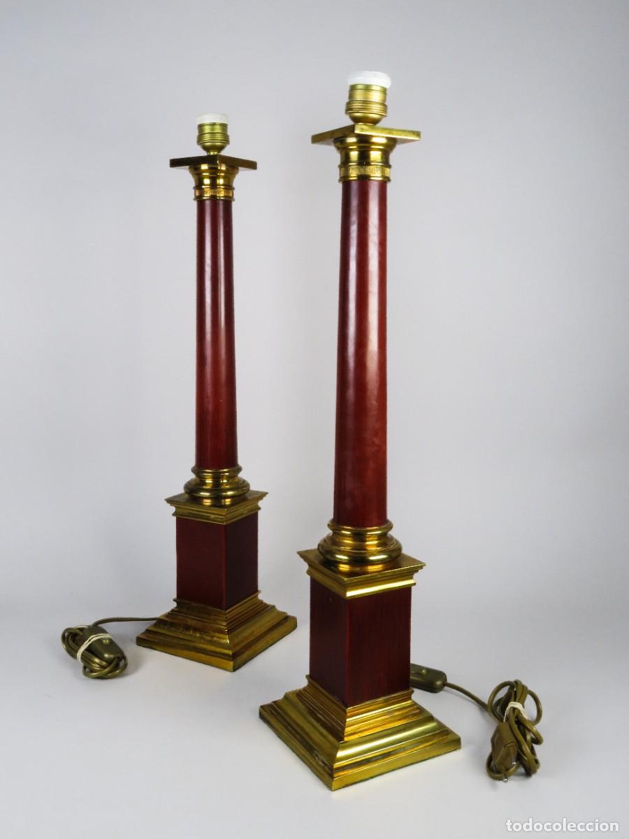 Vintage: Pareja de l&aacute;mparas columna estilo Maison Jansen de lat&oacute;n pintado en rojo mediados del siglo XX