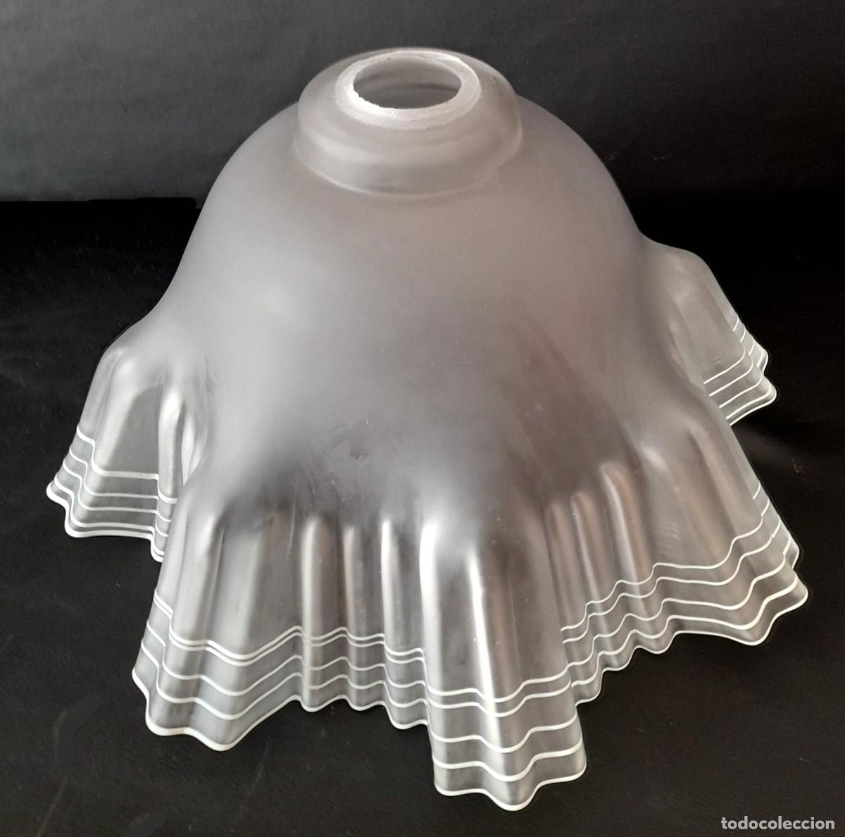 Vintage: Gran tulipa cristal mate vidrio blanco bordes ondulados con l&iacute;neas blancas 40 cm di&aacute;metro