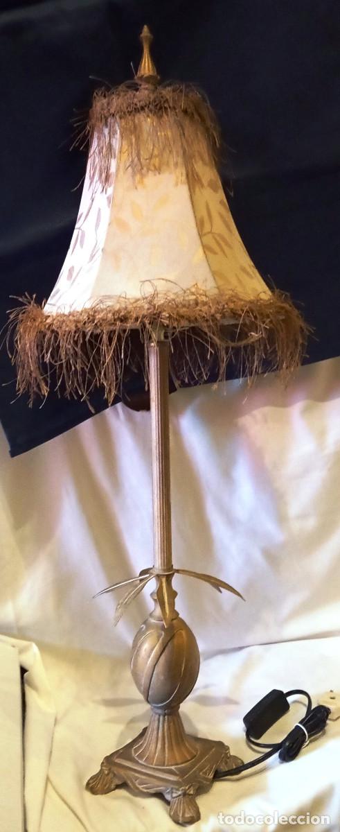 Vintage: L&aacute;mpara de mesa cl&aacute;sica pantalla tela. Elegante l&aacute;mpara de mesa con un dise&ntilde;o cl&aacute;sico