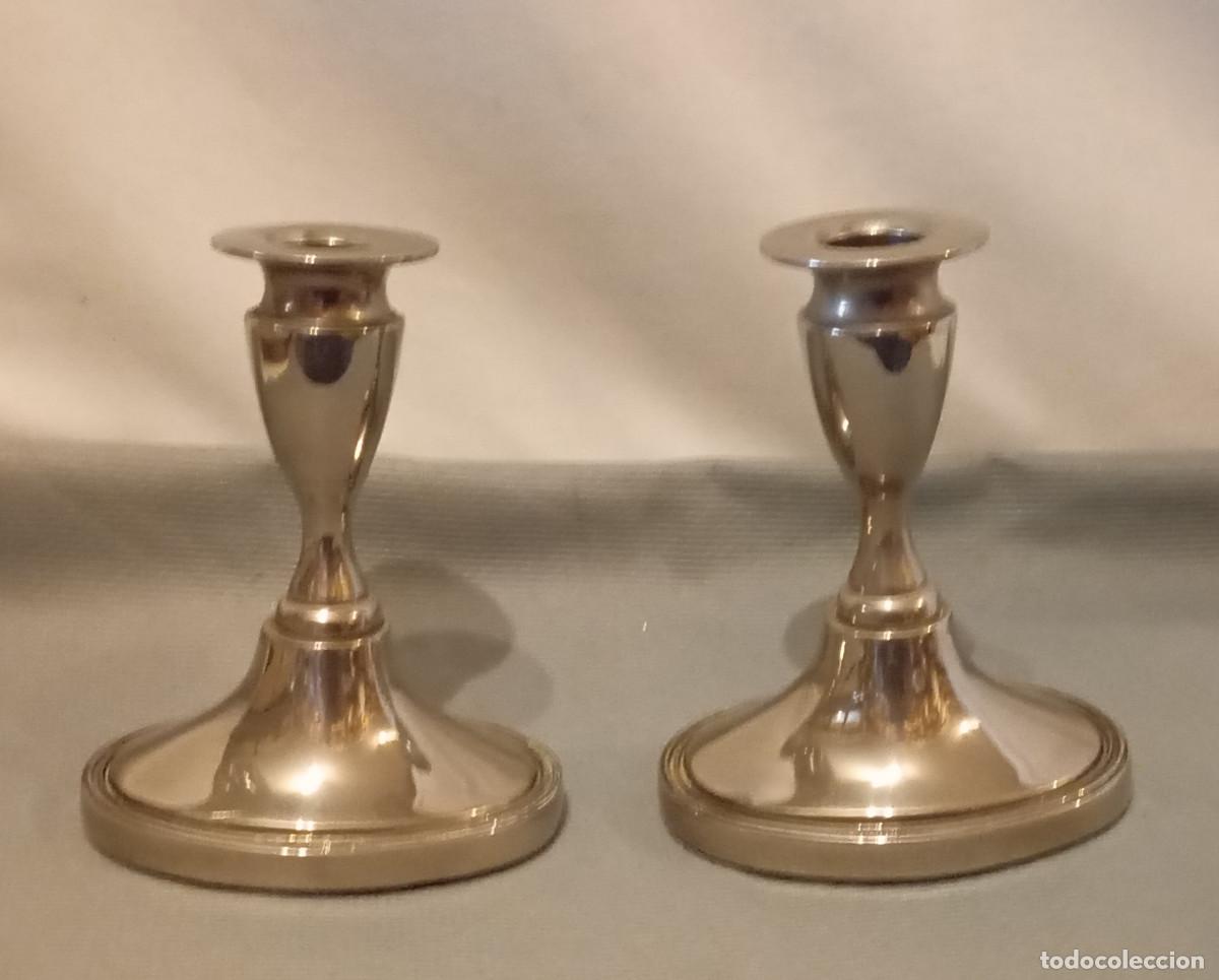 Vintage: Par Candelabros Vintage Plateado. Par de candelabros vintage ba&ntilde;ados en plata con una base cl&aacute;sica