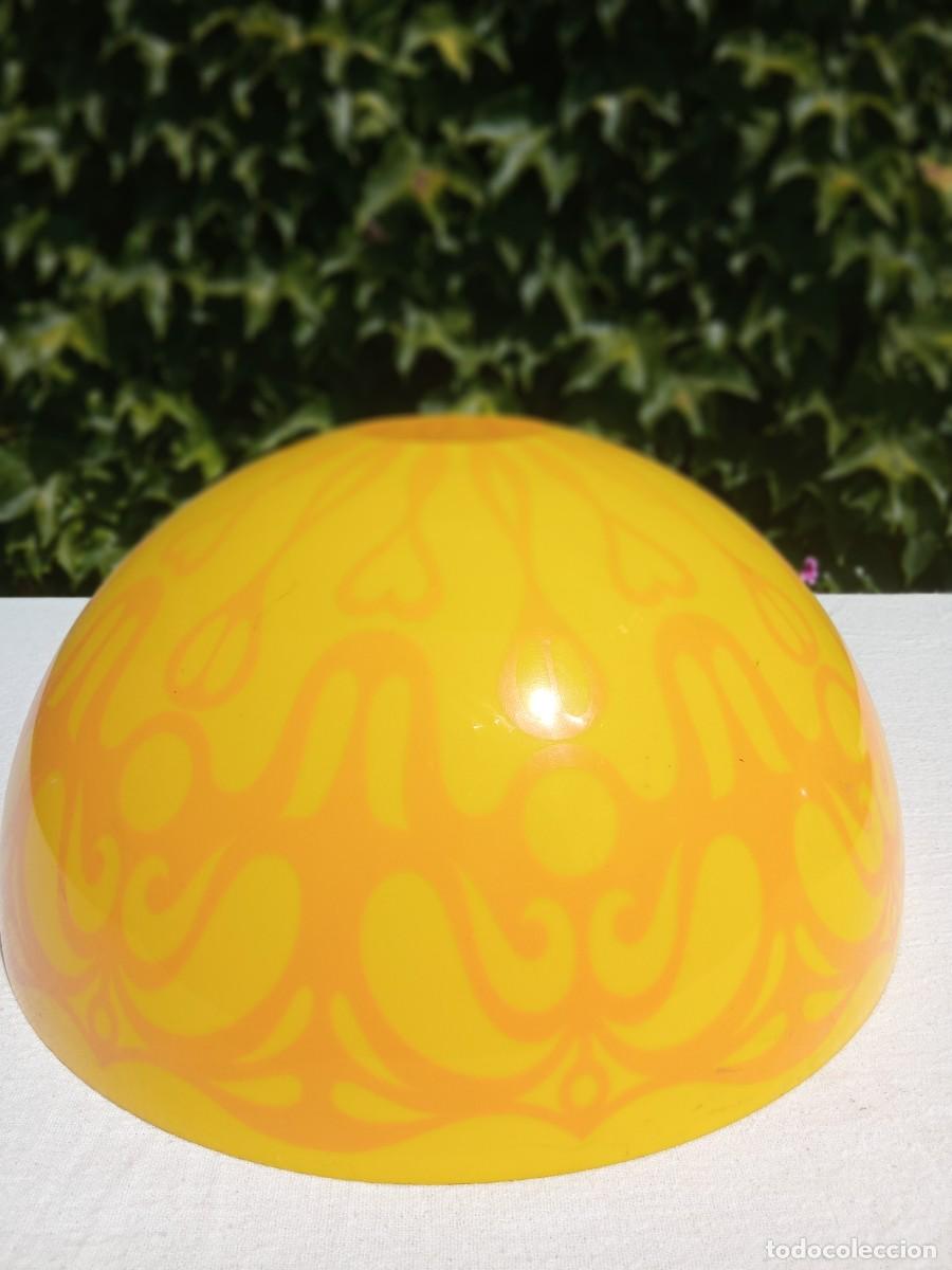 Vintage: Lampara vintage a&ntilde;os 70 en metacrilato amarillo