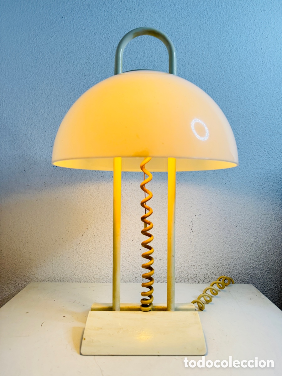 Vintage: l&aacute;mpara de mesa blanca con forma de seta de los a&ntilde;os 80 altura 52 cm