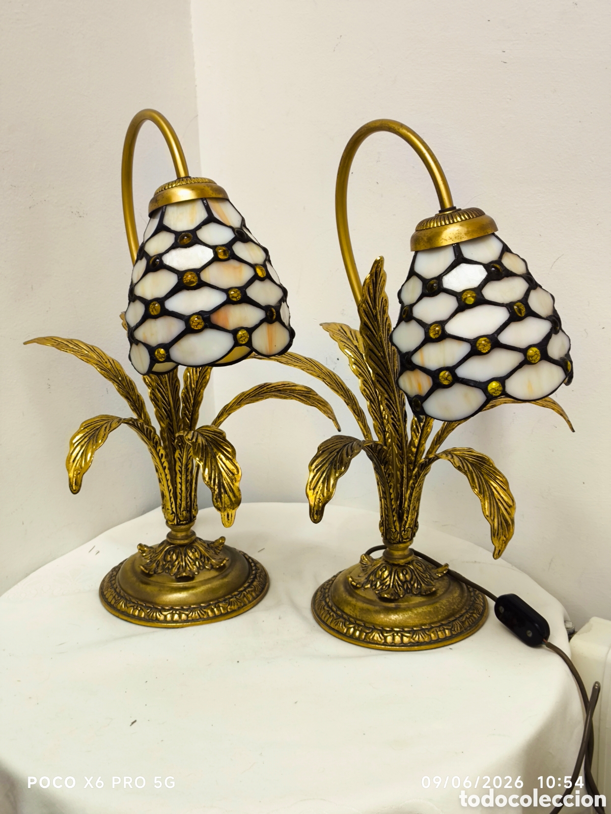 Vintage: Hay Dos unidades disponible l&aacute;mpara de mesa bronce con un dise&ntilde;o inspirado en lirios. - Base y