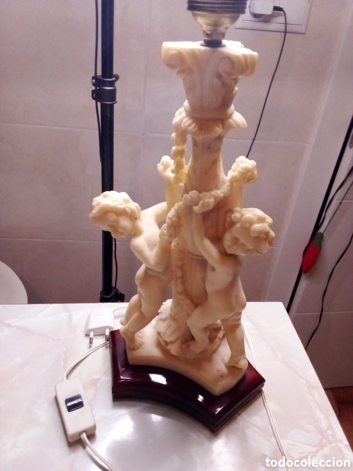Vintage: Lampara de mesa antigua con querubines