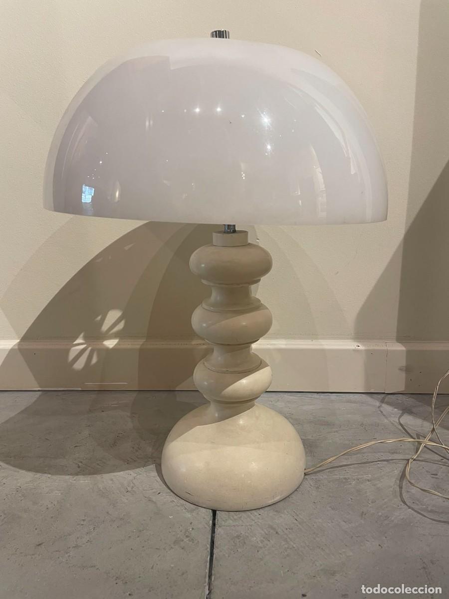 Vintage: L&aacute;mpara de sobremesa vintage con base torneada en madera y tuipa semiesferica en pl&aacute;stico blanco.