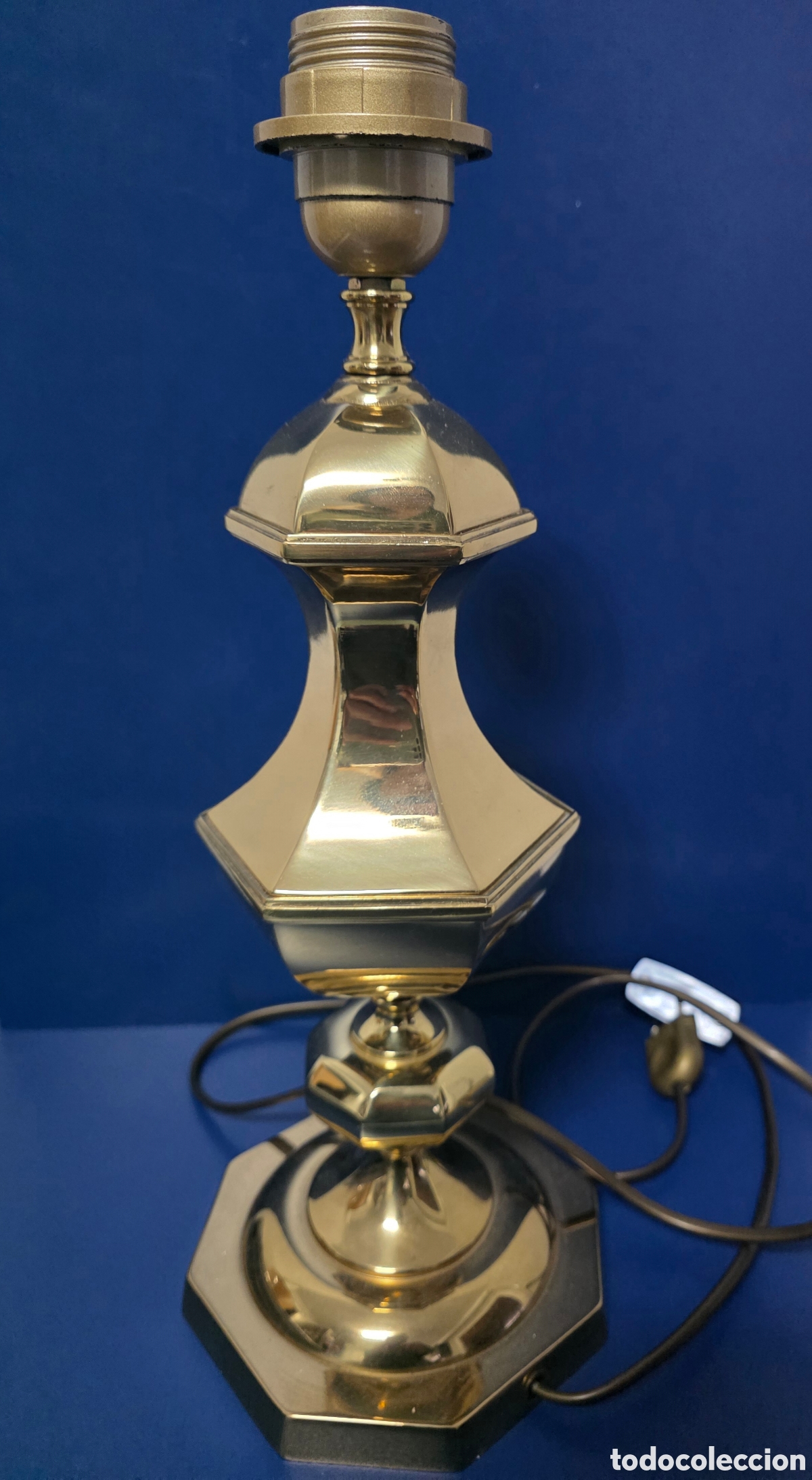 Vintage: L&aacute;mpara de sobremesa en lat&oacute;n estilo cl&aacute;sico - Foto 1
