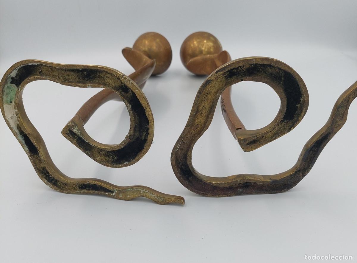 Vintage: Pareja de candelabros laton cobra - Foto 3