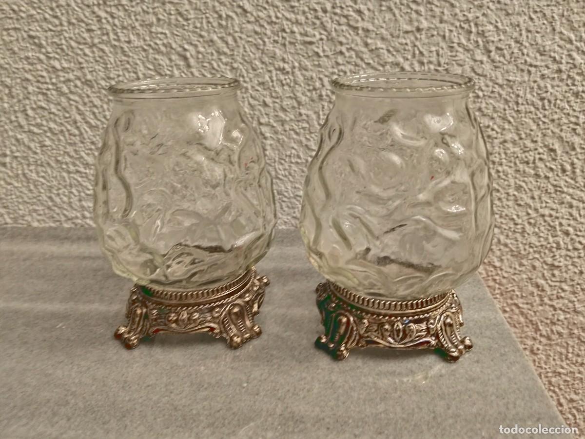 Vintage: Pareja de portavelas / tulipas vintage de cristal texturizado y base de metal labrado. A&ntilde;os 60-70.