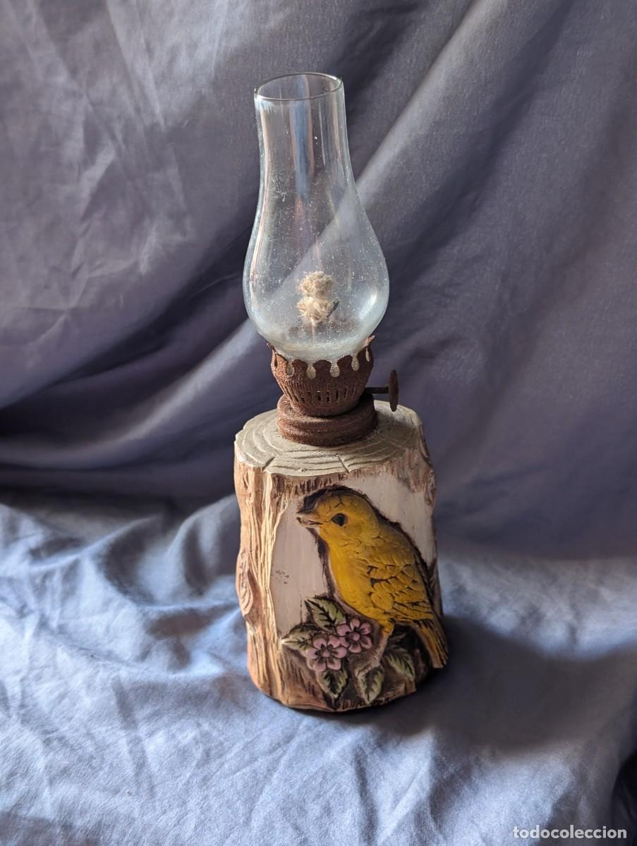 Vintage: L&aacute;mpara Vintage Made in Japan con P&aacute;jaro en Relieve y Tulipa de Cristal &ndash; Estilo Quinqu&eacute; R&uacute;stico