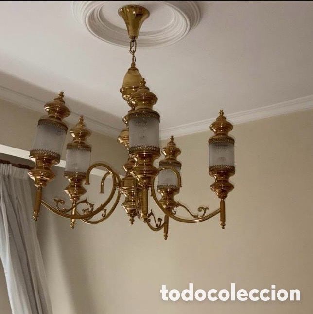 Vintage: L&aacute;mpara de techo estilo vintage con est.ructura dorada y tulipas de cristal trasl&uacute;cido