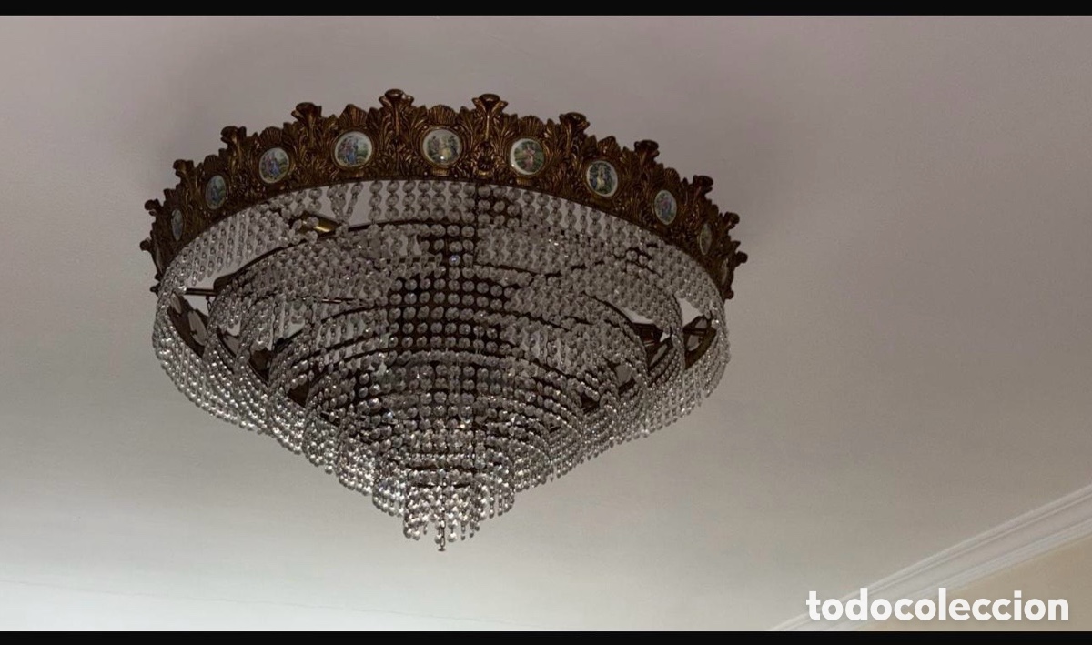 Vintage: Elegante l&aacute;mpara de techo estilo corona con estructura de bronce e incrustaciones de porcelana