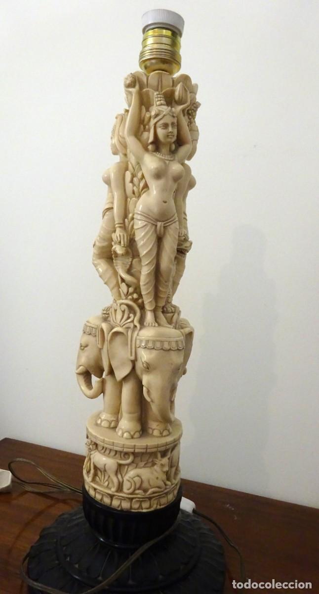 Vintage: L&Aacute;MPARA MESA CON FIGURAS INDIAS TALLADAS EN HUESO O MARFIL,A&Ntilde;OS 70,S&Oacute;LO RECOGIDA PERSONAL EN MADRID
