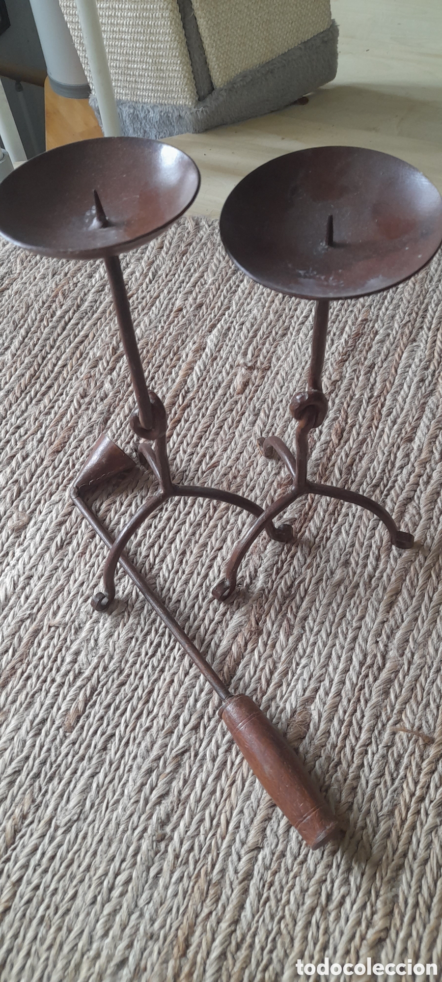 Vintage: Pareja de candelabros y apagavelas de forja - Foto 3