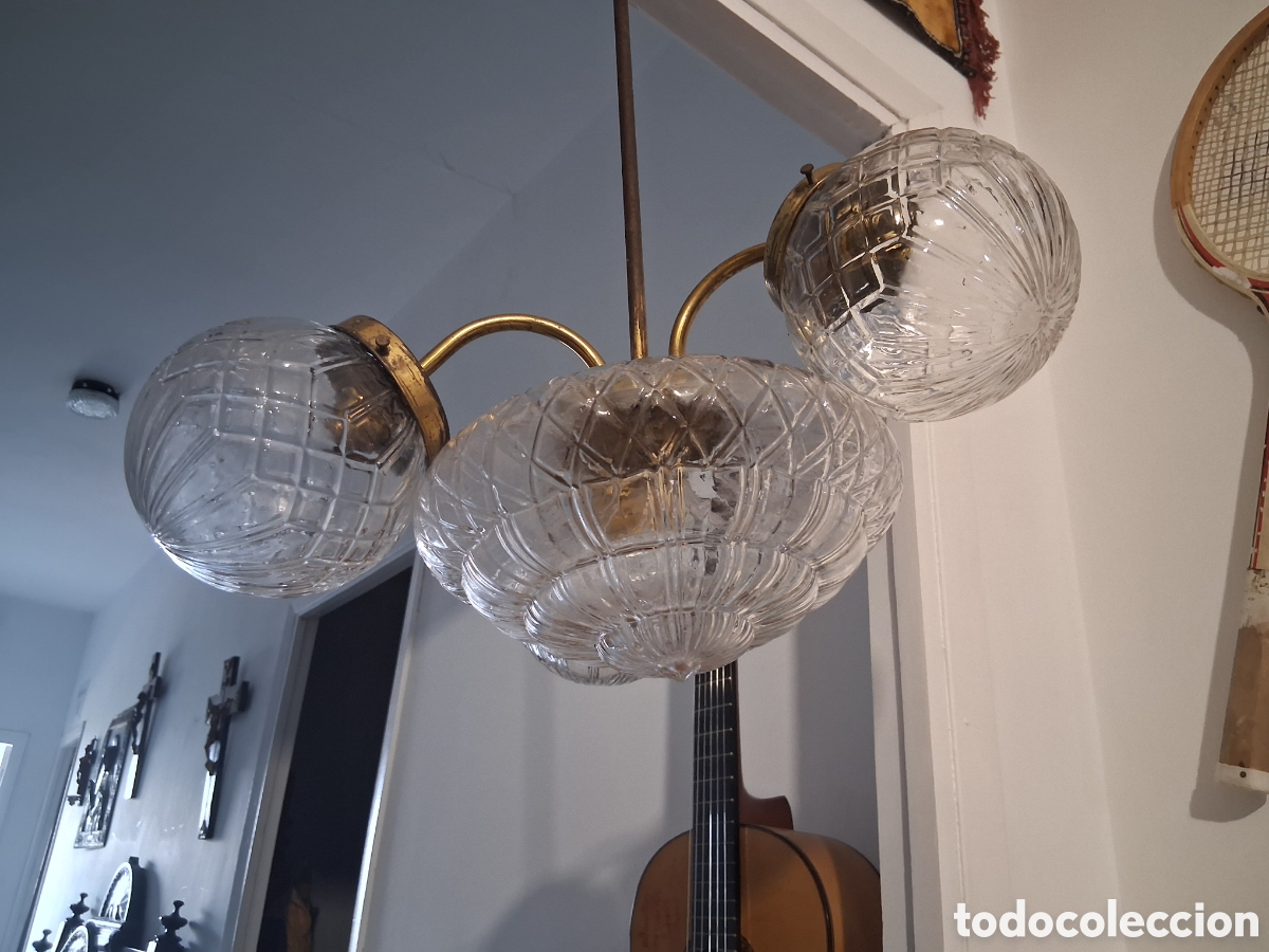 Vintage: Lampara de techo con tulipas de cristal patr&oacute;n geom&eacute;trico en relieve