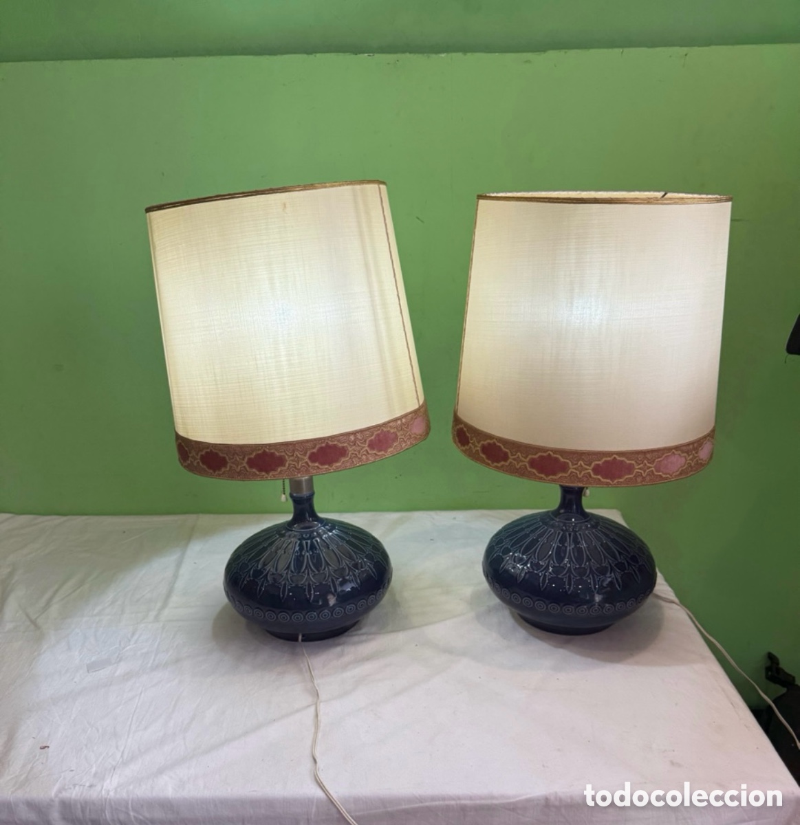 Vintage: Pareja de l&aacute;mparas vintage Lladr&oacute; cer&aacute;mica azul esmaltada a&ntilde;os 70 con tulipas originales bordadas