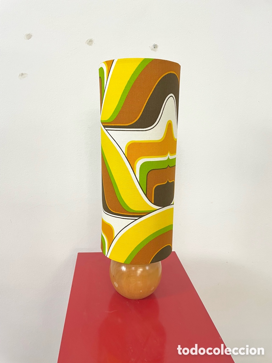 Vintage: L&aacute;mpara retro pantalla estampada y base madera