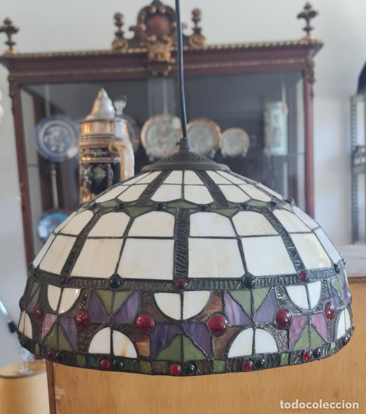Vintage: L&aacute;mpara de techo estilo Tiffany en vidrio emplomado, c&uacute;pula floral con cabujones rojos