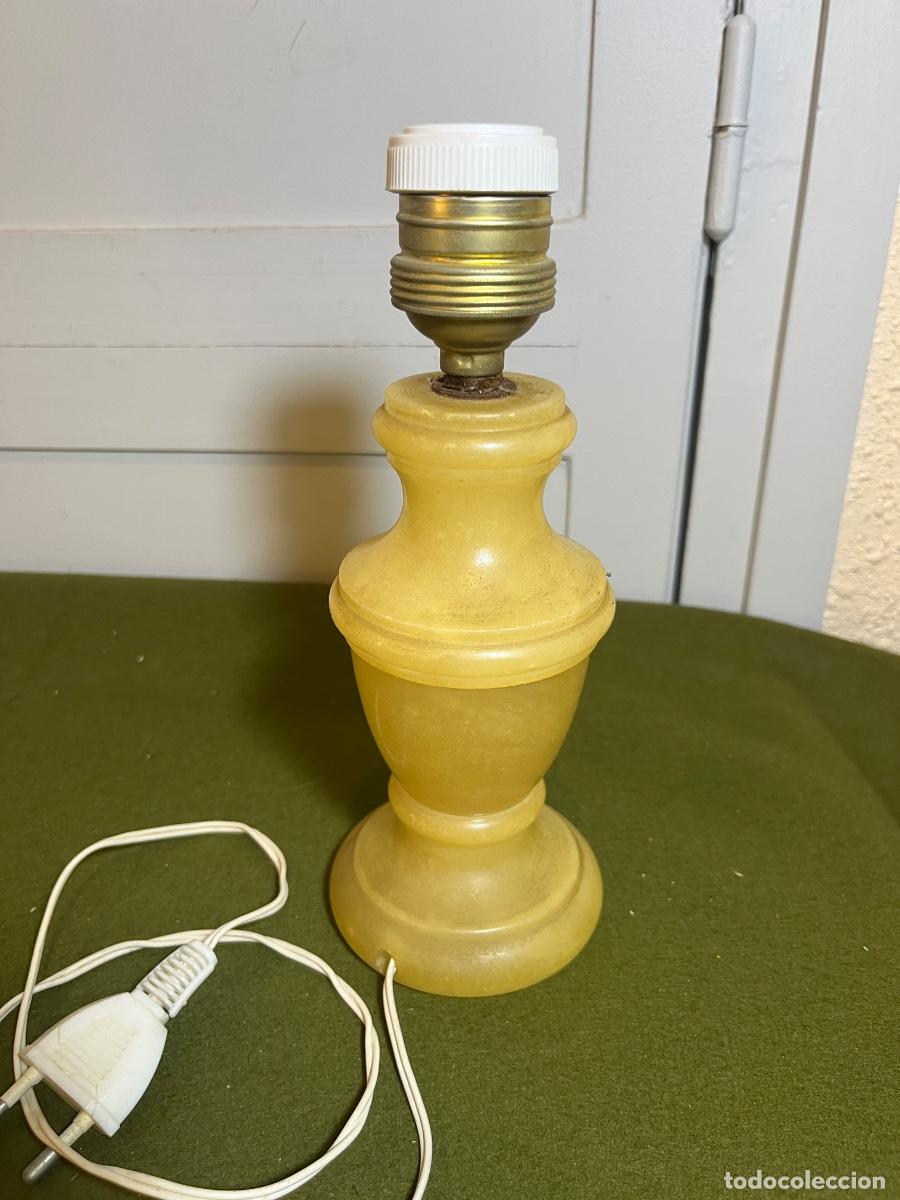 Vintage: Pie de l&aacute;mpara antiguo de alabastro torneado color miel con portal&aacute;mparas E27 &ndash; Vintage