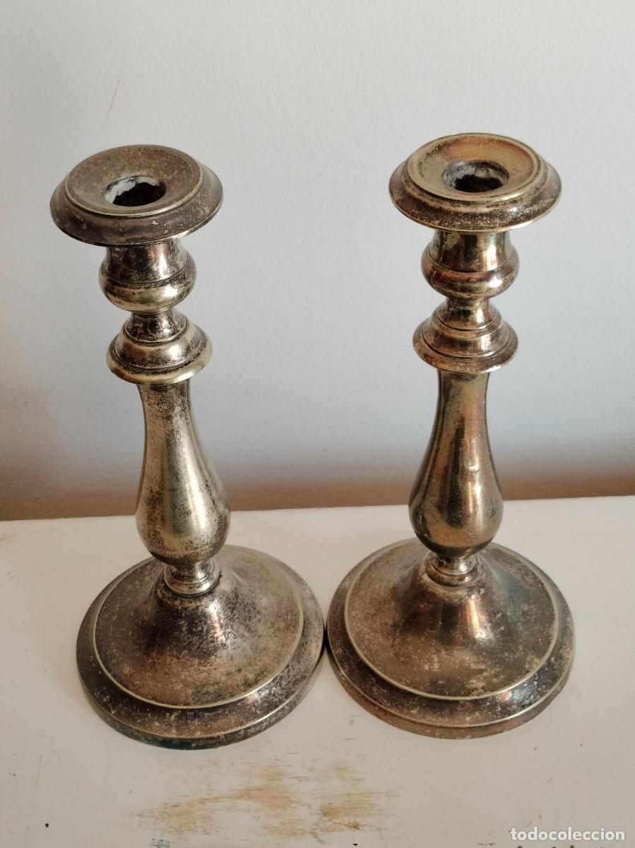 Vintage: Antigua pareja de candelabros trabajados en metal plateado, originales siglo XIX.