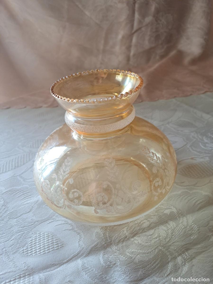 Vintage: Antigua tulipa de cristal color caramelo con dibujos grabados.