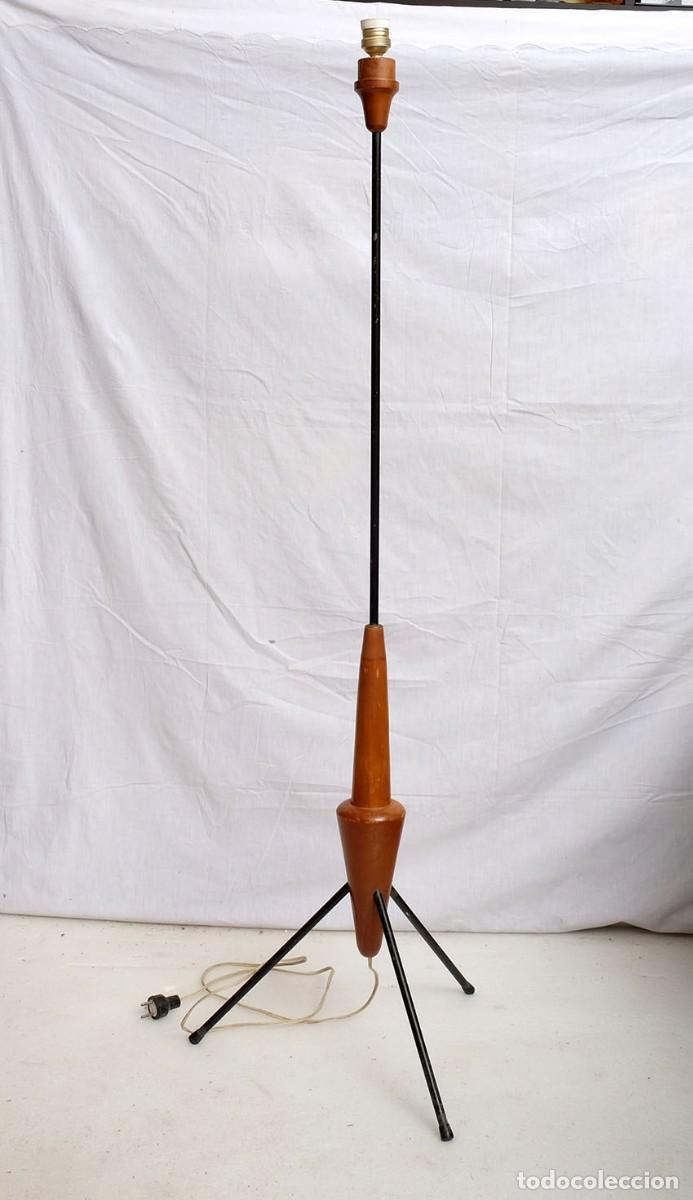 Vintage: L&aacute;mpara de pie madera y metal A&ntilde;os 50