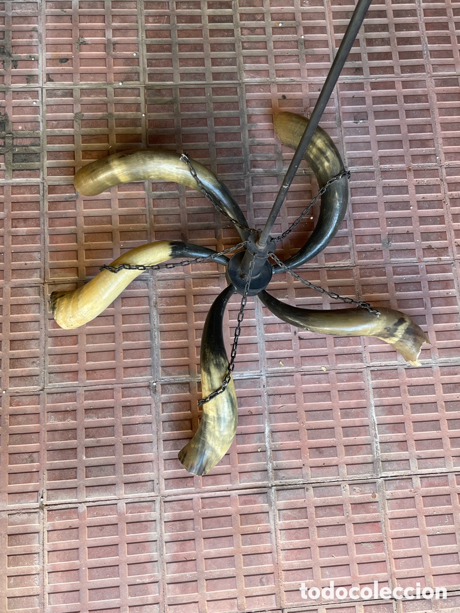 Vintage: Antigua L&aacute;mpara techo estilo r&uacute;stico. cuernos naturales, cadenas met&aacute;licas.