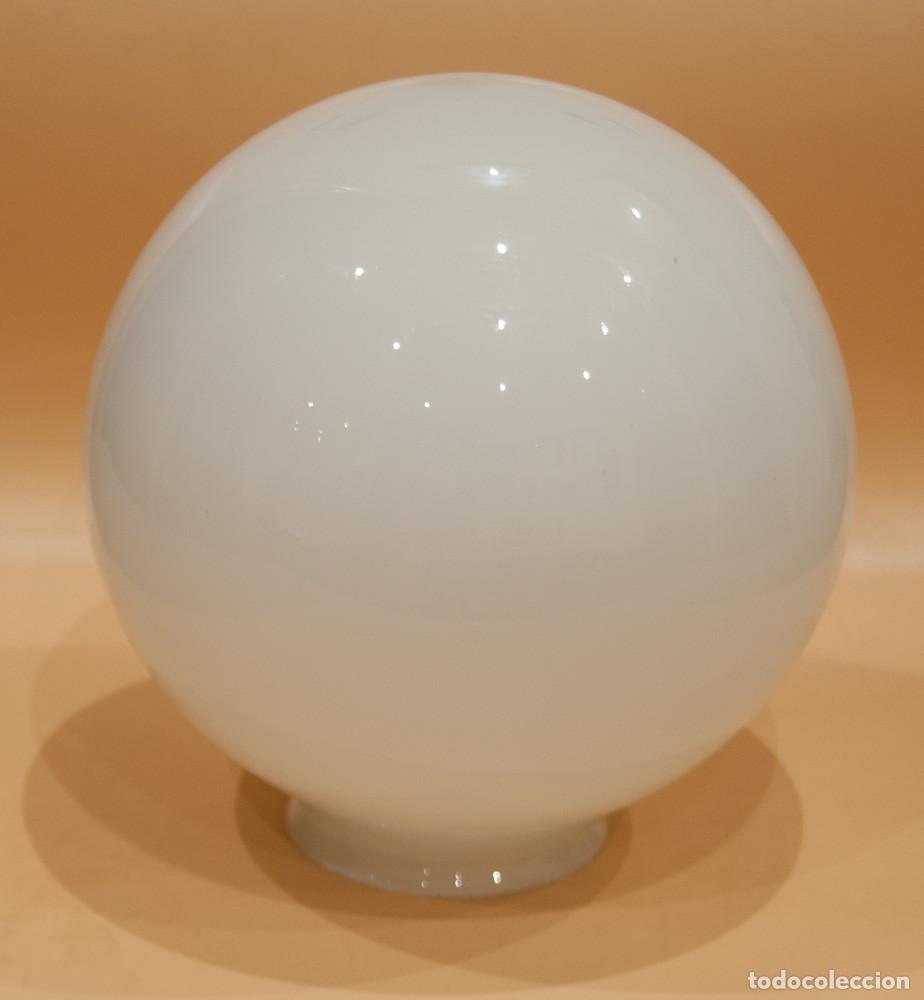 Vintage: GLOBO O TULIPA DE CRISTAL OPALINO BLACO PARA LAMPARA VINTAGE.