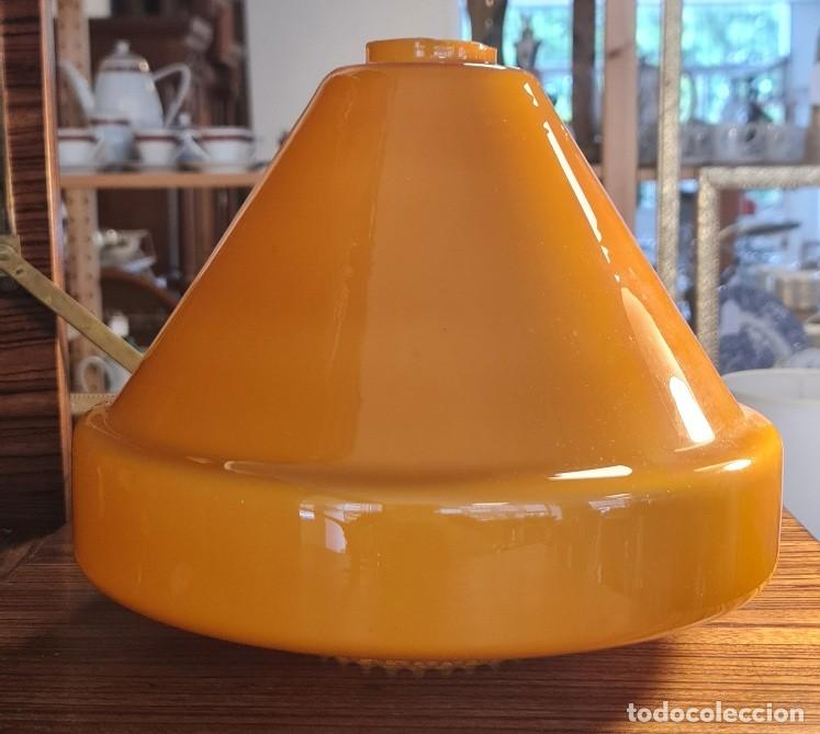 Vintage: Pantalla de l&aacute;mpara en vidrio &aacute;mbar &mdash; Estilo Space Age (c. 1960&ndash;1970)