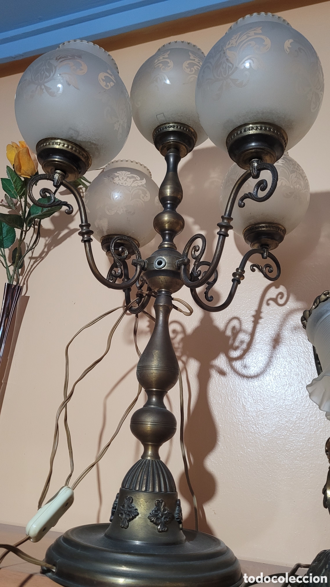 Vintage: L&aacute;mpara de sobremesa Vintage de Bronce/Lat&oacute;n y 4 Tulipas de Cristal Opalino - Para Restaurar